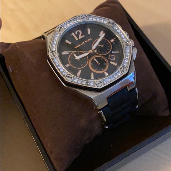 Michael Kors watch.silver face and crystals. - Picture 2 of 2